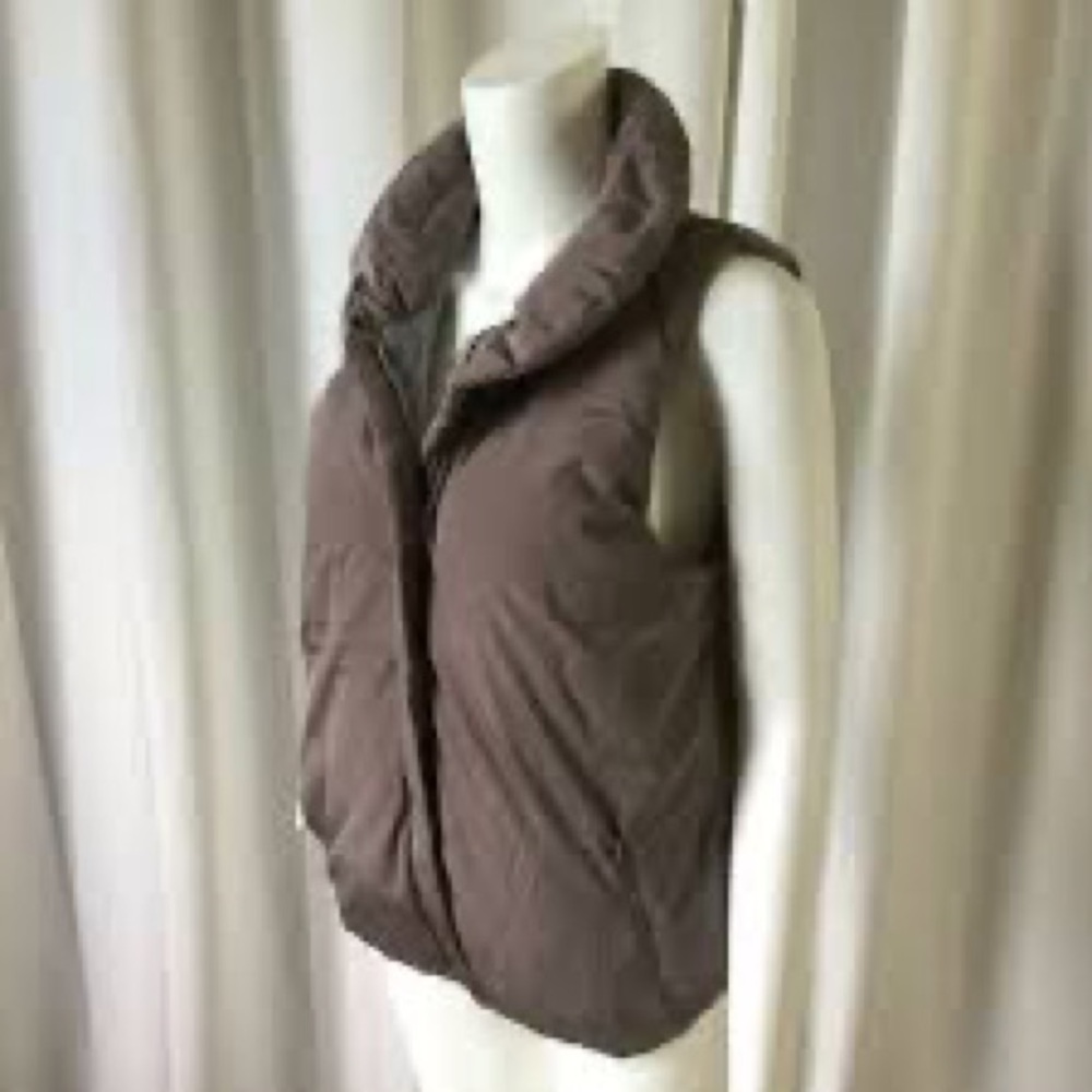 Gap Grayish Brown Collared Puffer Vest 🤎  ————————-